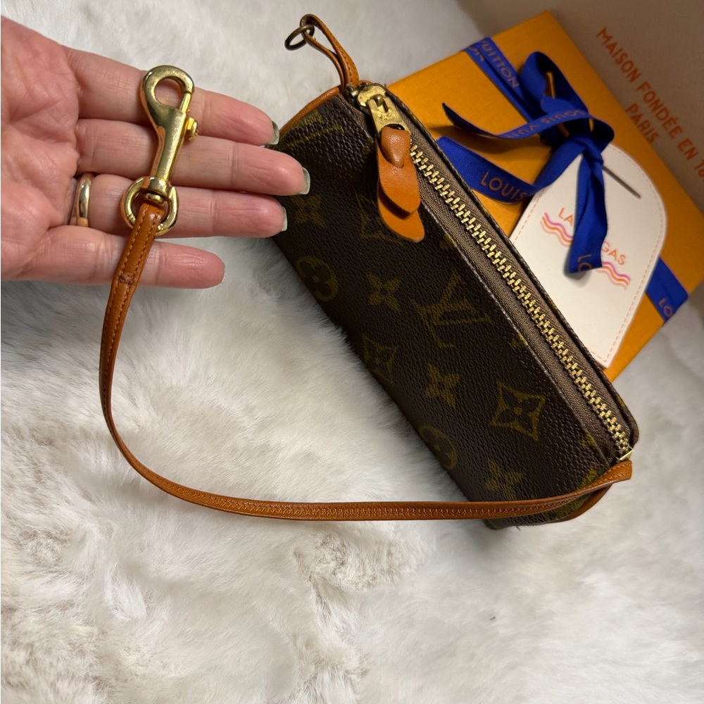 Louis Vuitton - Picture 10 of 16